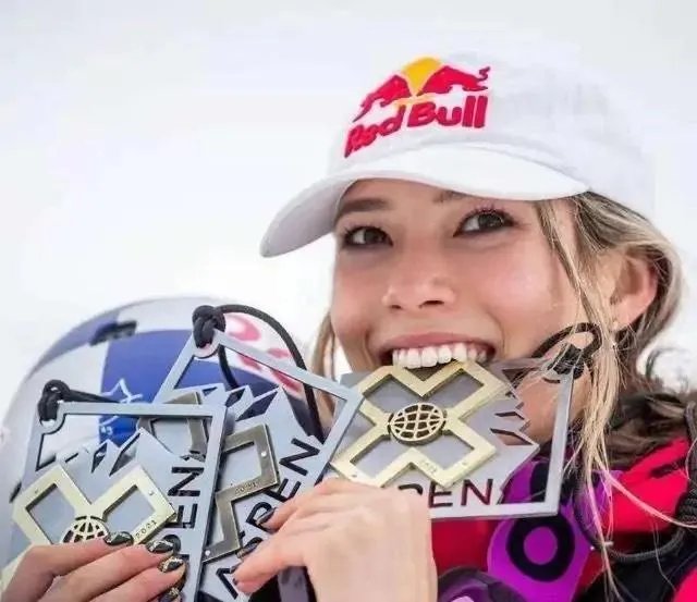 中国第一位世锦赛双冠王谷爱凌带伤仍夺2冠，实力有多强？