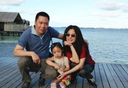 赵薇深夜与异性喝酒引婚变猜测，夫妻两人的感情现在是什么状态？