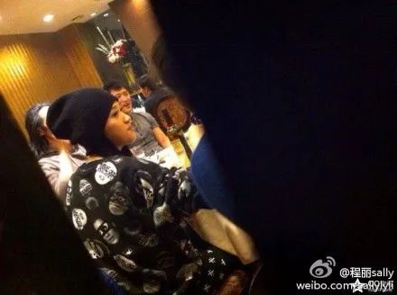 网曝陈乔恩抽烟照一改往日清纯形象(图)