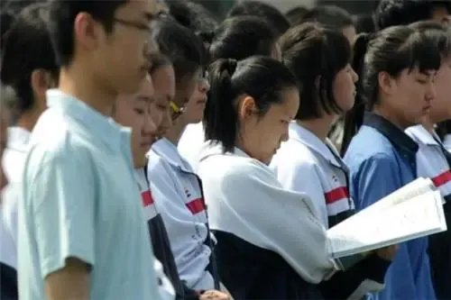 襄阳一外卖小哥高考成绩623分，他是如何边送外卖边学习的？