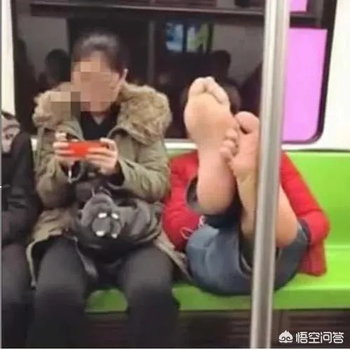 男子地铁当众脱鞋,你怎么看?