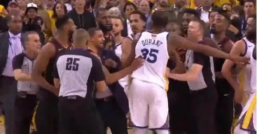 詹姆斯为何与库里互喷垃圾话？