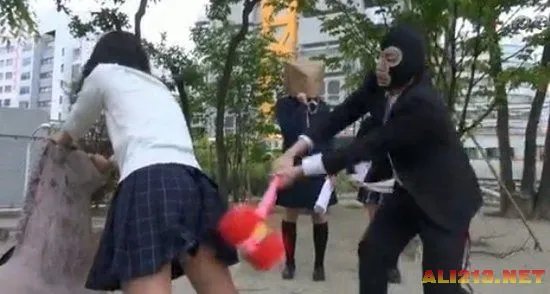 日本女高中生凶残减压方式大揭秘 被男子打屁股