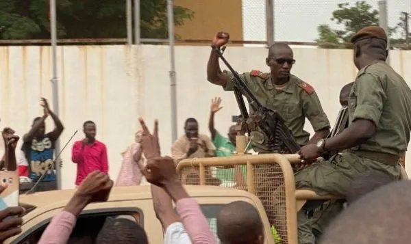 马里总统总理被军人扣留,为什么军营会发生哗变?