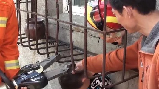 男童头卡防盗网最终被救出了吗？