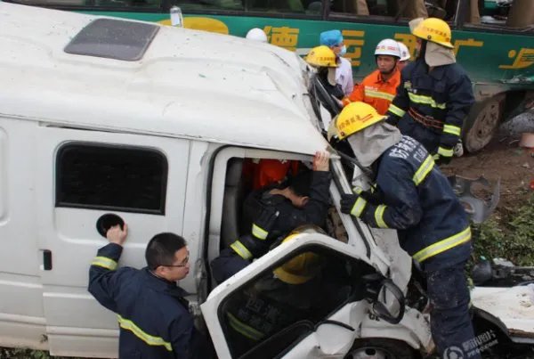 河北运钞车与客车迎头相撞造成了什么严重后果？