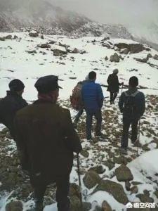 情侣违规攀登四姑娘山遇险，频频发生的”驴友冒险”行为你们怎么看？