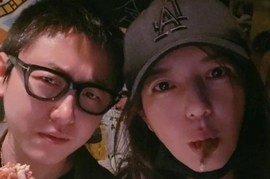 赵薇深夜与异性喝酒引婚变猜测，夫妻两人的感情现在是什么状态？