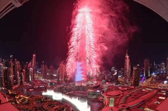 迪拜世界最高塔用中文送新年祝福 烟火秀视效惊艳！