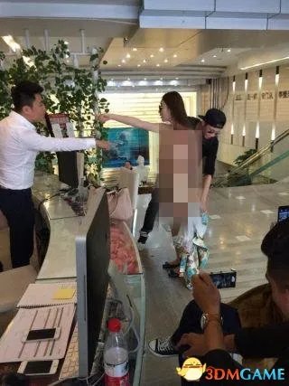 湿露露脱衣大闹整形医院 车展上COS不知火舞走红