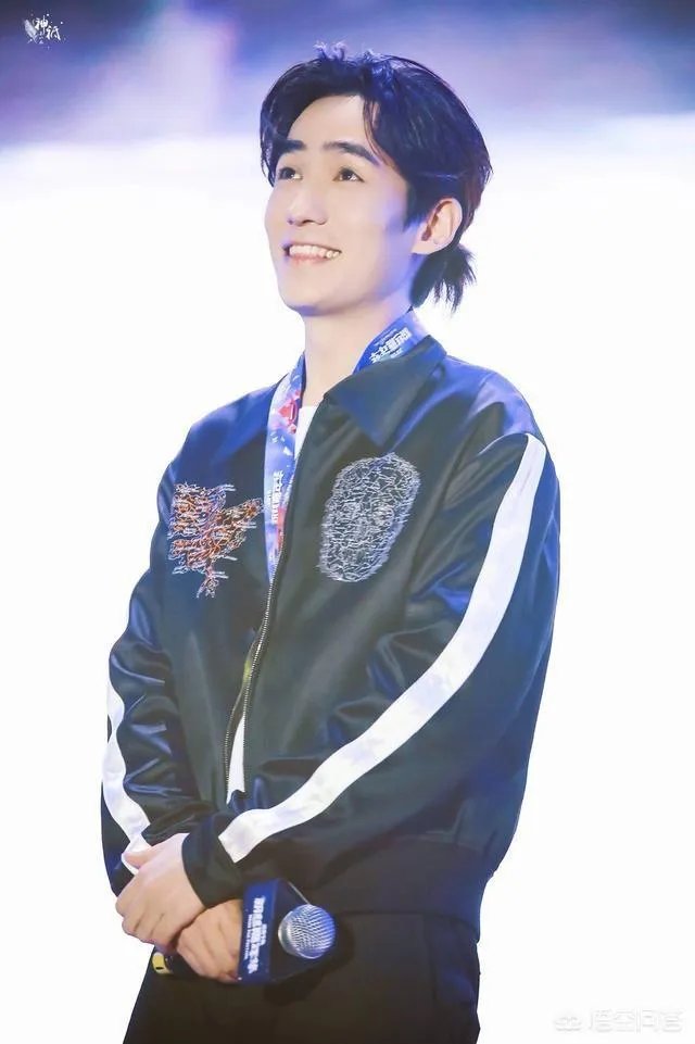 杂志封面是蔡徐坤，朱一龙粉丝怒烧杂志泄恨，真的有必要吗？