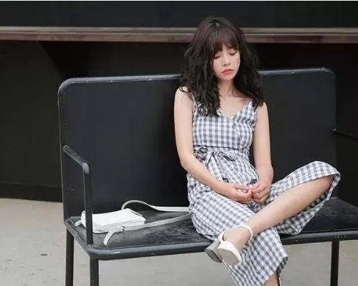 穿连体裤女生怎么上厕所?