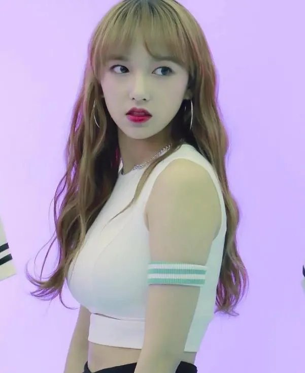 程潇的胸部有多大:程潇是多大罩杯看起来好大