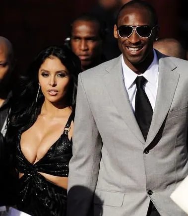 对于瓦妮莎买回被拍卖的科比藏品一事,你怎么看?