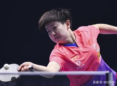 孙颖莎在机场被粉丝围堵,她的人气有多高?