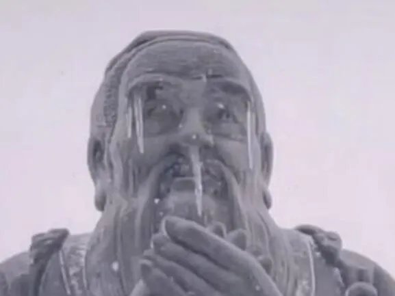 东北一高校孔子雕像被冻得流鼻涕 网友:快给披件衣服