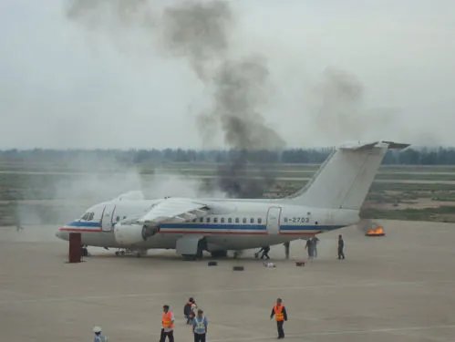 上海浦东机场一架飞机起火，遇到飞机起火应该怎么办？