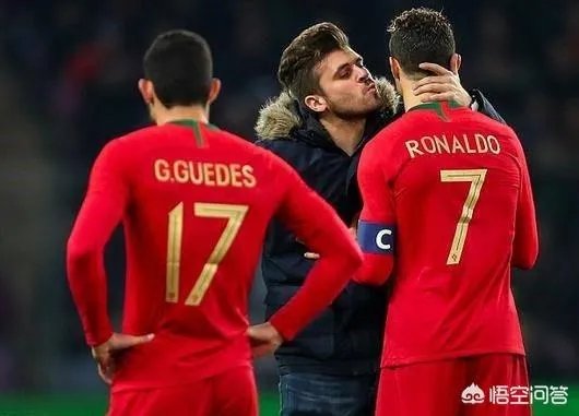 C罗近日在友谊赛中遭迷弟强吻，那么梅西有被男球迷强吻的经历吗？