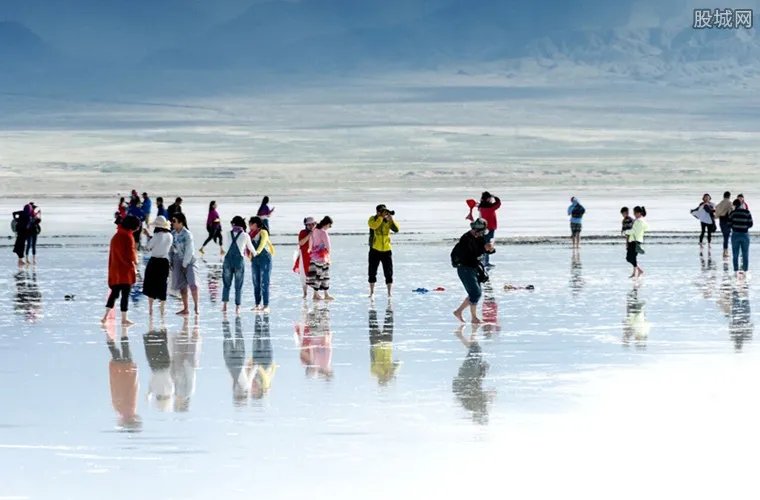 天空之境变垃圾场 部分游客自行买鞋套价格贵还不环保