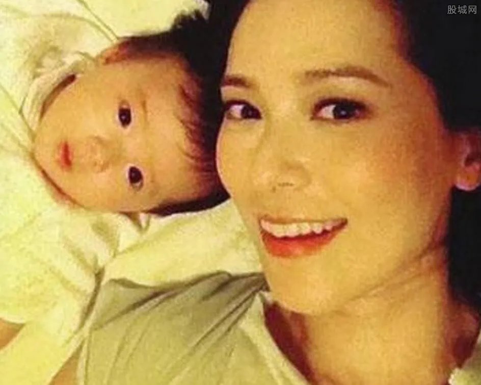 郭羡妮随地小便引争议 清洁阿姨大骂没教养