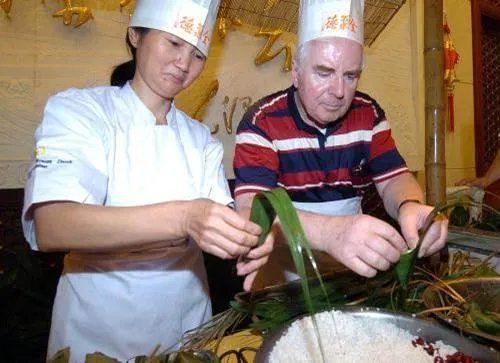 端午节吃粽子是怎么来的？为什么还要在大门口插上艾叶,掛上葛茎？