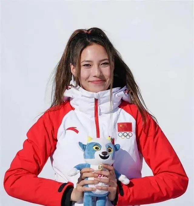 中国第一位世锦赛双冠王谷爱凌带伤仍夺2冠，实力有多强？