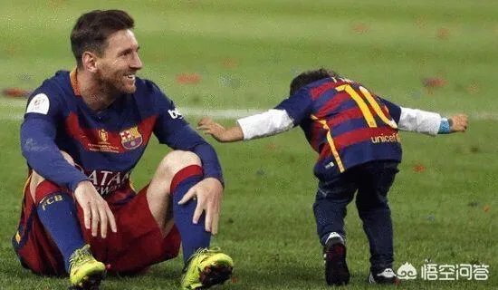 C罗近日在友谊赛中遭迷弟强吻，那么梅西有被男球迷强吻的经历吗？