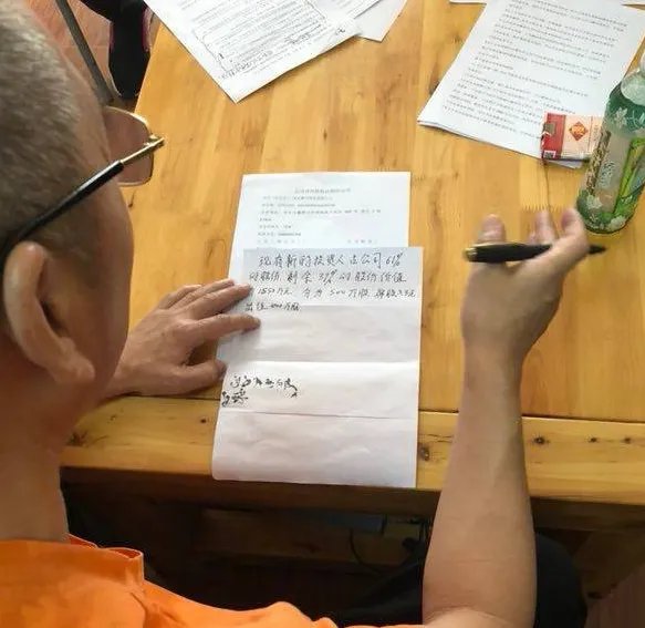 商户下跪讨要贷款是哪家公司?