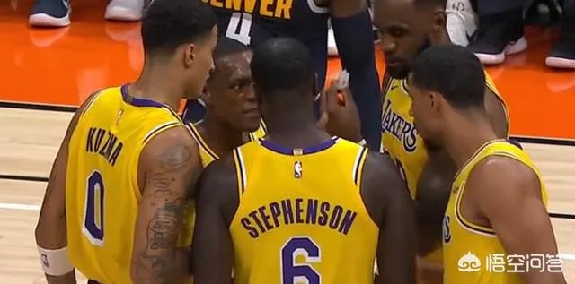 隆多加盟湖人首秀，与掘金季前赛首节比赛中隆指导召集詹姆斯等队友讲战术，你怎么看？