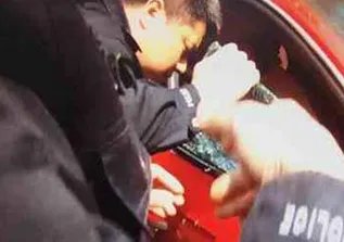 民警为什么钻车内救婴儿？