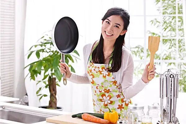 被封控的年轻人：3天烧糊了2个锅，现在为何大多数年轻人不会做饭？