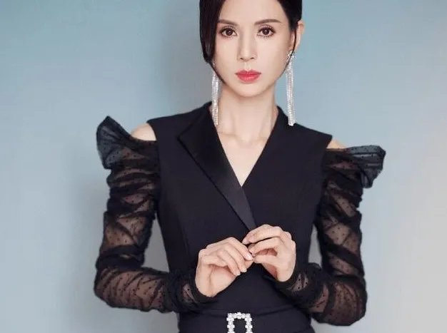 李若彤谈脱口秀有提词器,你对她的言谈怎么看?