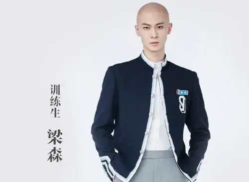 梁森戴假发引起网友们注意，你觉得没有头发的他帅还是有头发的他帅？