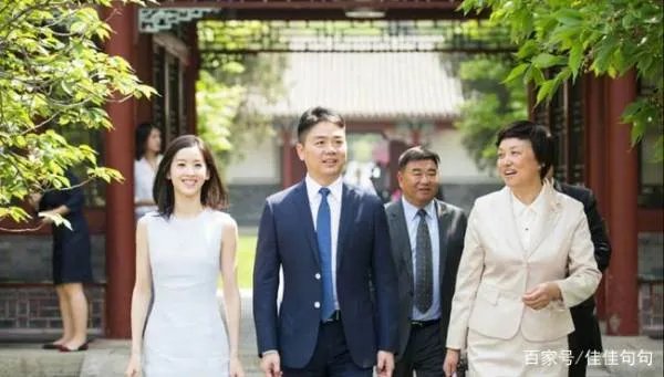 王思聪公开评论奶茶妹妹靠长相傍大款,他是怎么评价章泽天的?