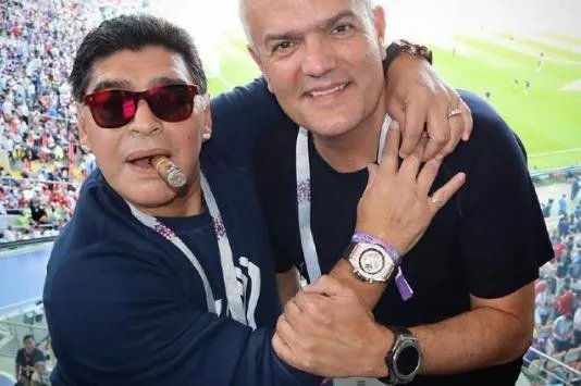 马拉多纳行为遭批：竖中指，看台抽雪茄被痛批（图）