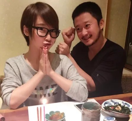 吴京用屁股帮跟拍关车门，他这是在支持跟拍吗？