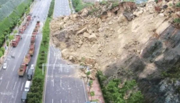 宜宾山体滑坡过路车辆被巨石砸中，现场有无人员伤亡？