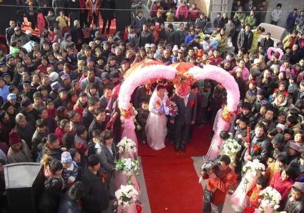 如何看待婚礼现场爷爷奶奶亲自送戒指这件事?