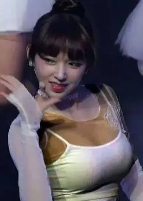 程潇的胸部有多大:程潇是多大罩杯看起来好大