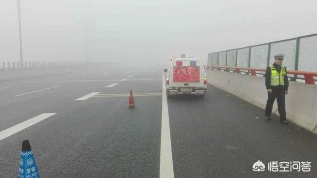 在大广高速平舆县杨埠收费站发生车祸，对此你怎么看？