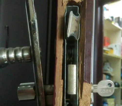 防盗门钥匙插在里面外面怎么开