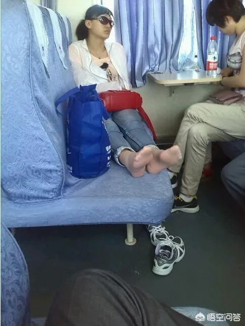 男子地铁当众脱鞋,你怎么看?