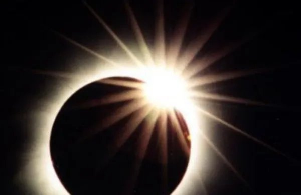 日全食会天黑吗?