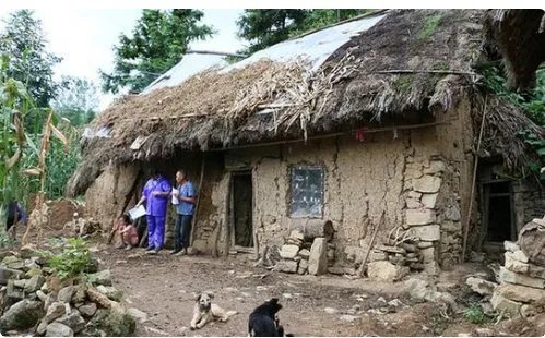 我国贫困人口2012年年底一九八八万人减轻到2019年的多少万人？