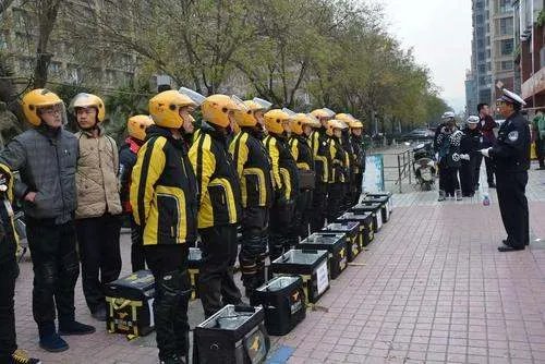 白岩松提醒外卖平台别把骑手当机器,他为何这么说?