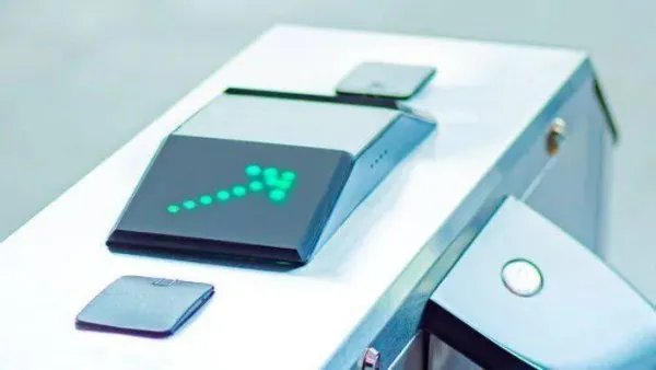 无锡火车站设置无健康码通道,这种举动你怎么看?