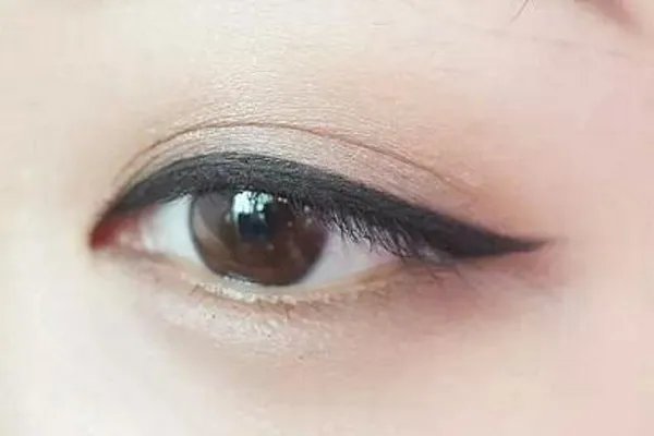 新手如何画眼线 五个技巧让你画出迷人眼线