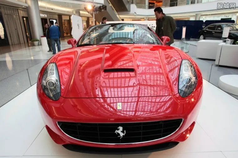 女模特开豪车醉驾 揭全球豪车排名及价格