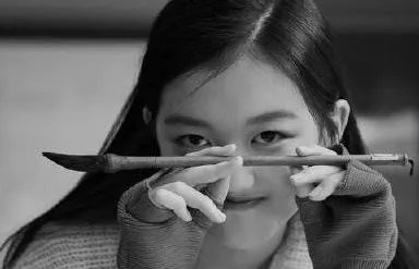 14岁李嫣晒庆生照，不见王菲李亚鹏合体，其手机壳照片暴露什么？