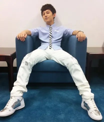 谁与何炅微博互动大玩同年囧照 何炅与老婆情史曝光